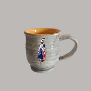 Мома в синя носия чаша за кафе Мома в синя носия за кафе