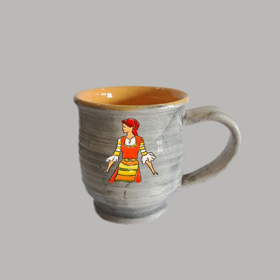 Мома в червена носия  чаша за кафе